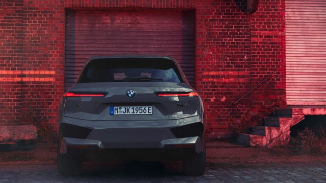 Med unntak av noen detaljer er M60-varianten ellers lik de andre iX-utgavene.  Foto:  BMW