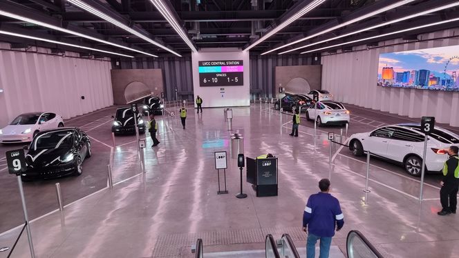 Her på stasjonen kan bilene passere – eller man kan bytte bil. Tunnelene synes i bakgrunnen. Foto: Odd Richard Valmot