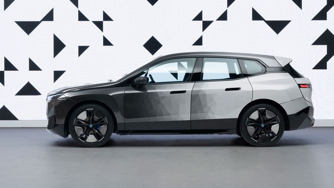 BMW iX Flow kan skifte farger, og veksler fra svart til hvitt. Foto: BMW