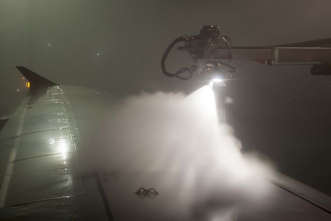 Isen må bort før flyet kan ta av. Foto: Colourbox