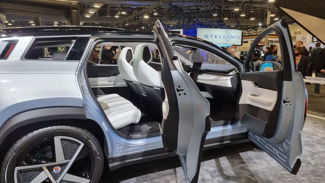 Henrik Fisker er opptatt av design, Slik som at ryggputene er laget av et formbart stoff uten sømmer. Foto: Odd Richard Valmot