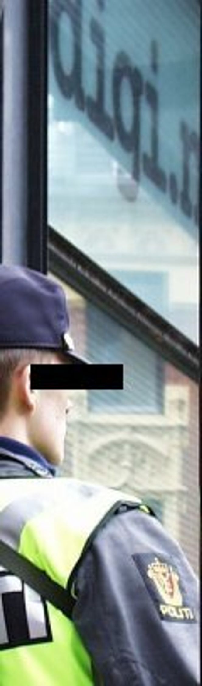 Politimann vokter digi.no i forbindelse med Oslo-besøk til en amerikansk president den 1. november 1999. Foto: Pål Leveraas