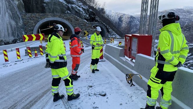 Byggeleder Geir Magne Tyssebotn, Vestland fylkeskommune, Runar Stadheim, Statens vegvesen, Jens Bremer Remø, Vestland fylkeskommune og Jørn Fosen Simonsen, prosjektleder Vestland fylkeskommune. Foto: Ingvild Ramstad/Vestland fylkeskommune