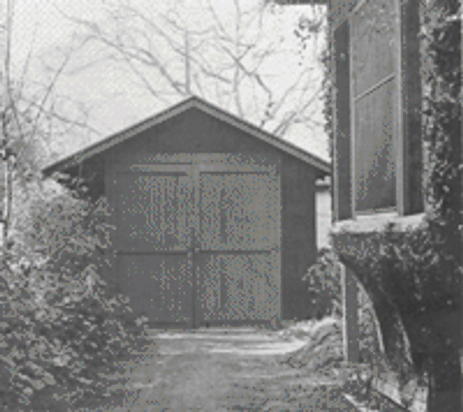 Denne garasjen bak 367 Addison Avenue i Palo Alto i California var verkstedet til Bill Hewlett og Dave Packard da de startet Hewlett-Packard på 1930-tallet. De flyttet ut av garasjen i 1940. I 1987 ble garasjen utpekt til et historisk minnesmerke i staten California og anerkjent både som HPs fødested og en milepæl i Silicon Valleys historie. Foto: Hewlett-Packard Company