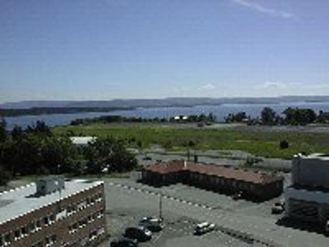 Bilde av tomten som Telenor har startet byggingen på. Rullebanen holder på å skrapes bort.