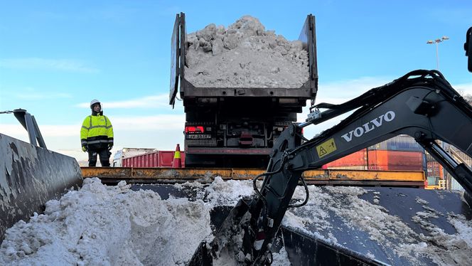 Snøen fraktes til NCCs snøsmelteanlegg, hvor den renses og smeltes. Det rensede smeltevannet blir ført ut i Oslofjorden. Foto:  NCC