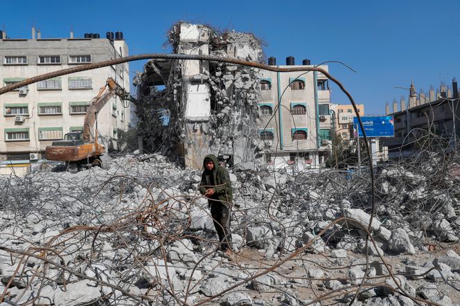 Det jobbes med å fjerne jernstenger fra restene av Al-Jawhara-bygget. Foto: Adel Hana/AP/NTB