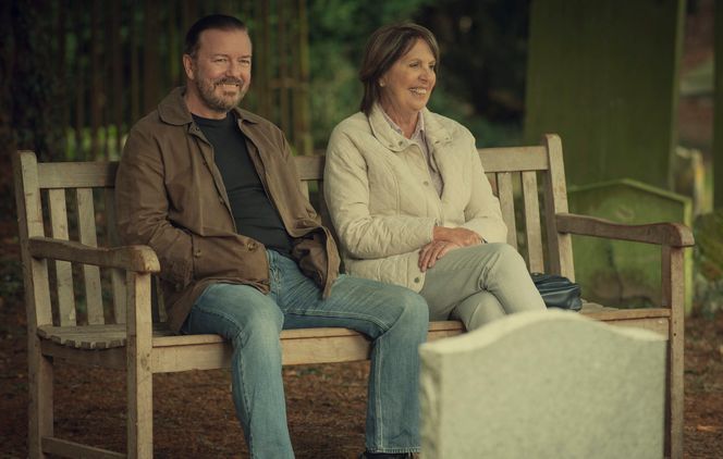 Gravlunder kan også være et sted å møte nye venner, her er Ricky Gervais (Tony) og Penelope Wilton (Anne) i Netflix-serien «After Life». Foto:  Netflix