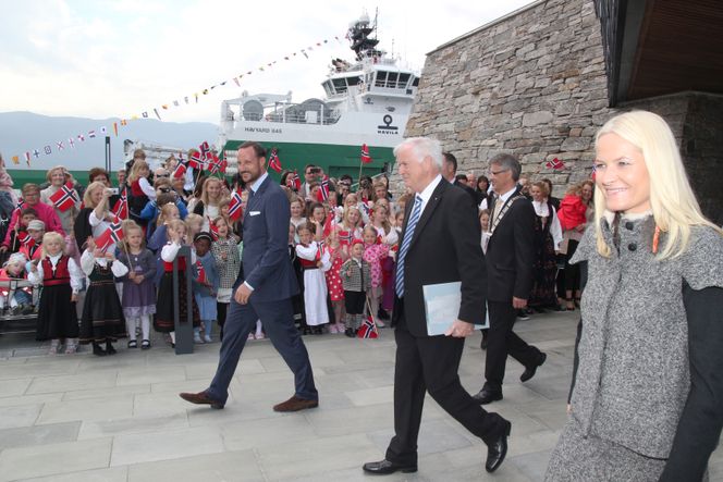 Kronprins Haakon og kronprinsesse Mette-Marit sammen med Per Sævik og ordfører Arnulf Goksøyr på vei ut av Havila-huset. Foto: Privat