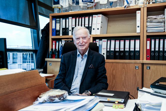 Selv om han er en av Norges mest formuende personer, lever forretningsmannen Per Sævik et nøkternt liv. Nistepakken er med på jobb hver dag. Han antyder at han klarer seg godt med et personlig forbruk tilsvarende en minstepensjonist. Foto: Jørn-Arne Tomasgard