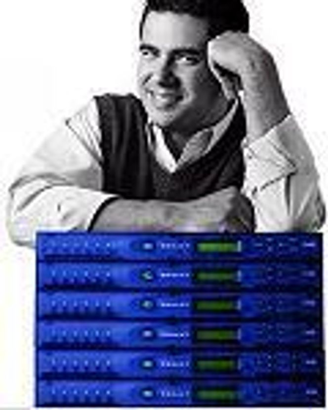 Mann med stabel av Cobalt RaQ 4-servere. Foto: Cobalt Networks