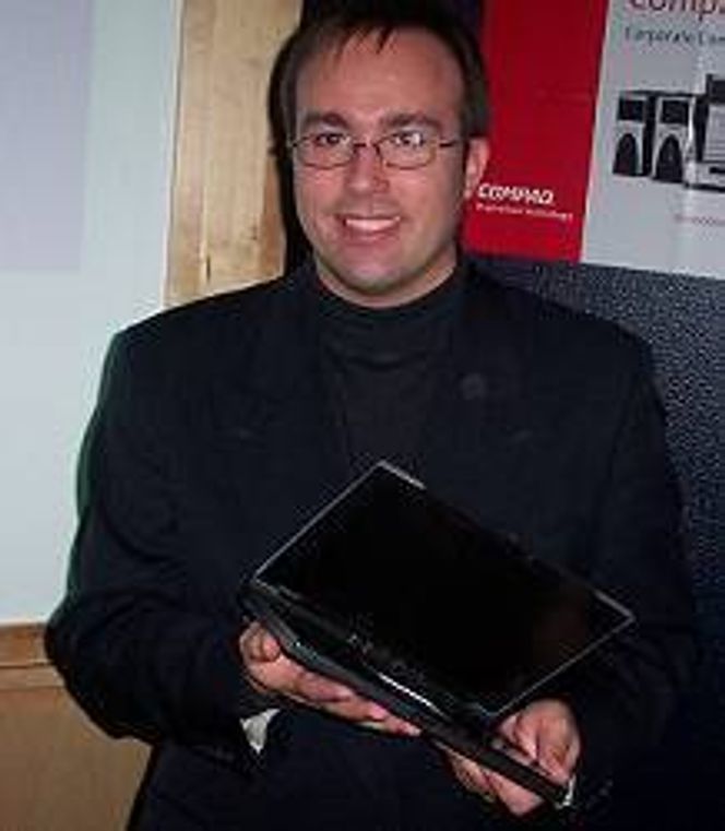 Verner Hølleland med PC-en Compaq Evo N200c. Foto: Eirik Rossen