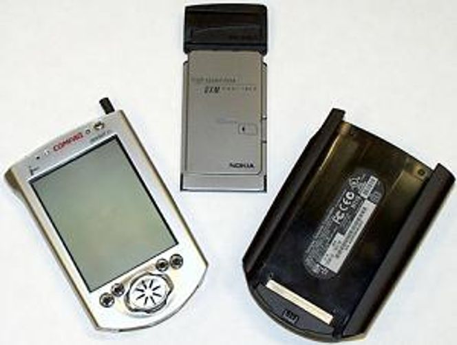 Compaq iPaq hånd-PC med jakke og Nokia GSM-kort. Foto: Eirik Rossen