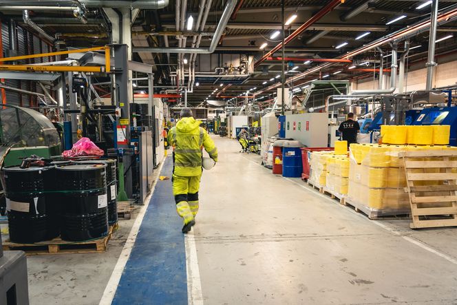 TRENGER FOLK: Nå er Nexans på jakt etter prosessledere til fabrikken. Kanskje passer stillingen deg? Foto: Trond Tomassen