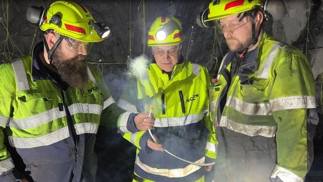 F.v. Bas Janus Vang, prosjektsjef Alf HelgeTollefsen og bas Christoffer Paulsen, sistnevnte utløste selve gjennomslagssalven i Sandoytunnelen på Færøyene Foto: Stenersen Robin, NCC