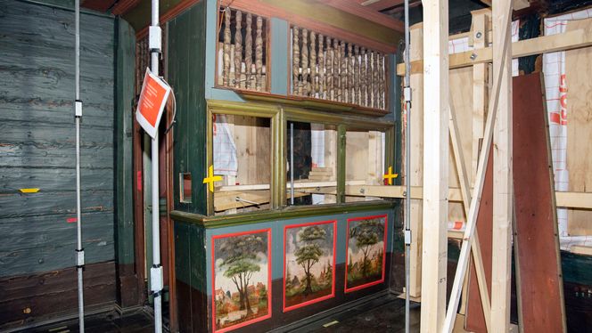 Blant de 62 bygningene på Bryggen er det bare Sjøstuen som er autentisk bevart innvendig. Dette rommet er fredet, og mye av interiøret ble vurdert til å ta større skade av å flyttes ut enn å bli jekket opp. Her er blant annet detaljrike veggmalerier fra tidlig 1700-tall. Så lenge bygget henger i riggen, gjøres det kontrollmålinger hver eneste uke for å sikre at ingenting skades. Foto:  Mona Strande