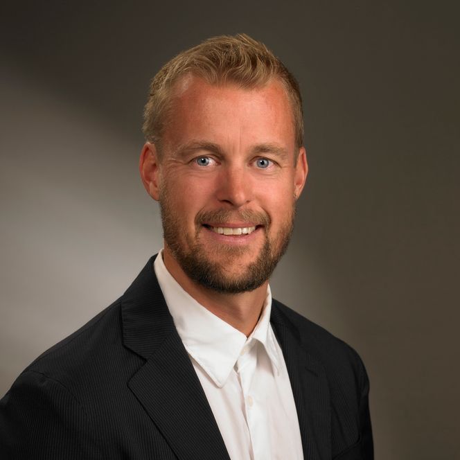 EGENDESIGNET: – Vi har designet kretskortet selv, slik at det gjør spesifikt det vi ønsker. Vi følger prinsippene knyttet til «security by design»<i data-stringify-type="italic"> </i>fordi skal man garantere sikkerhet må man ha kontroll, forteller CTO i ZioT Solutions, Henrik Pedersen. Foto: Helle K. Hagen AS