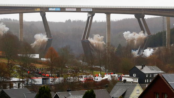 Brua ble satt under trafikk i 1967, var nå nedslitt med blant annet store risser i brukar og peler. Foto:  THILO SCHMUELGEN/NTB
