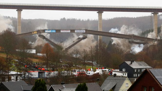 I flere uker har de forberedt sprengningen og boret i alt 1850 sprenghull i de 16 høye brupelene. Foto:  THILO SCHMUELGEN/NTB