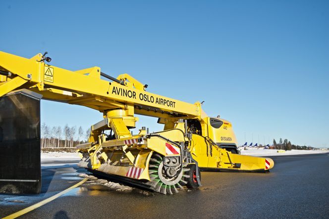 Børsten og blåseaggregatet er bak på brøyteren. Foto:  Mathias Klingenberg
