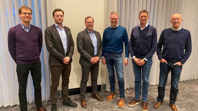 Bilde fra forhandlingene mellom Skanska Industrial Solutions og Velde: fv. Henrik Wåhlin (Controller SIS Nordic), Håkon Lyngdal (Adm. dir. SIS Norge), Gustaf Werner (Regiondirektør SIS Nordic), Egil Velde (Konsernleder Velde), Harald Velde (Daglig leder Velde Asfalt), Arne Kambo (Økonomileder Velde)