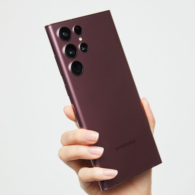 S22 Ultra er en stor telefon, og det er lurt å sjekke den i hånda før du bestemmer deg for den. Foto:   Samsung