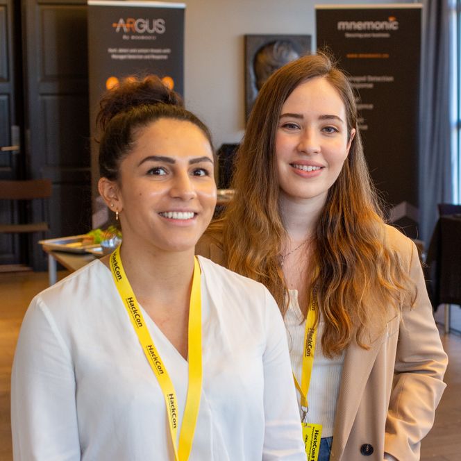 Finalister i Master of cyber security 2022. Fra venstre Sanna Diana Tomren, Nora Tomas Foto: Are Thunes Samsonsen