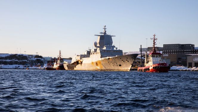 Den 8. februar 2021 la KNM Helge Ingstad ut på sin aller siste reise før hun ble destruert ved Norscraps lokaler på Hanøytangen. Foto:  Forsvarsmateriell
