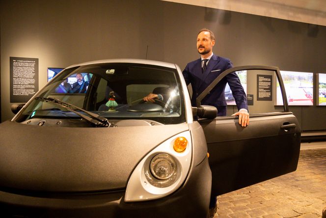 I perioden 2003 til 2012 kjørte kronprinsen denne lille Think-elbilen når han skulle fra Skaugum til Slottet. Om vinteren var det ingen vei utenom lading mens han besøkte foreldrene. Foto: Beate Oma Dahle/NTB