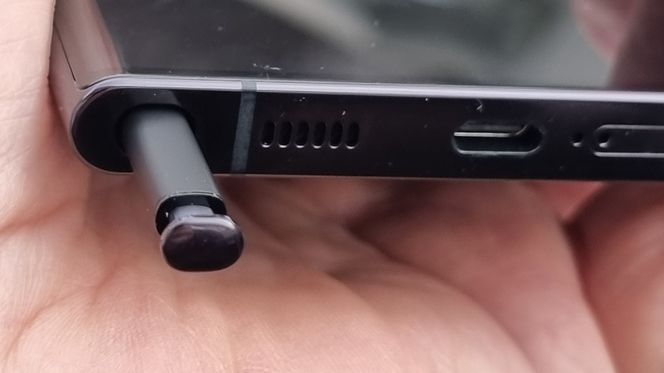 Pennen klikkes ut på undersiden av telefonen. Foto:  Odd Richard Valmot