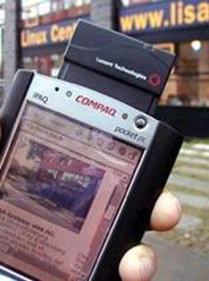 Compaq iPaq hånd-PC med Linux og trådløs kommunikasjon, tilrettelagt i samarbeid med norske TrollTech-. Foto: Lisa systems