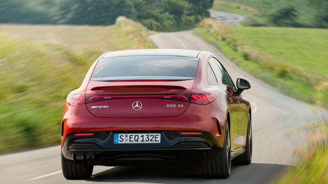EQE-variantene har fått modifiserte motorkontrollere, mens toppmodellen har modifisert motor. Foto: Mercedes-Benz AG