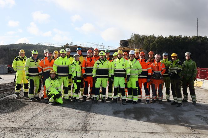 Arbeidslag fra byggherre Nye Veier, hovedentreprenør AF Gruppen og brubygger Kruse Smith kunne feire begivenheten i dag. Foto:   Nye Veier