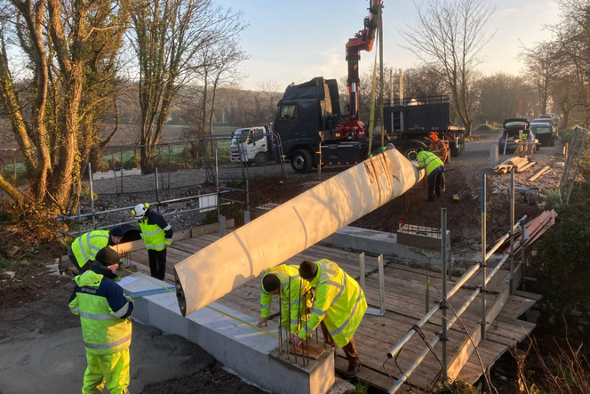 Deler av et vindturbinblad løftes på plass. Foto: &nbsp;Re-Wind
