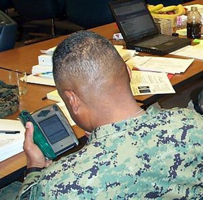 Phraselator i bruk av amerikansk soldat. Foto:  VoxTec