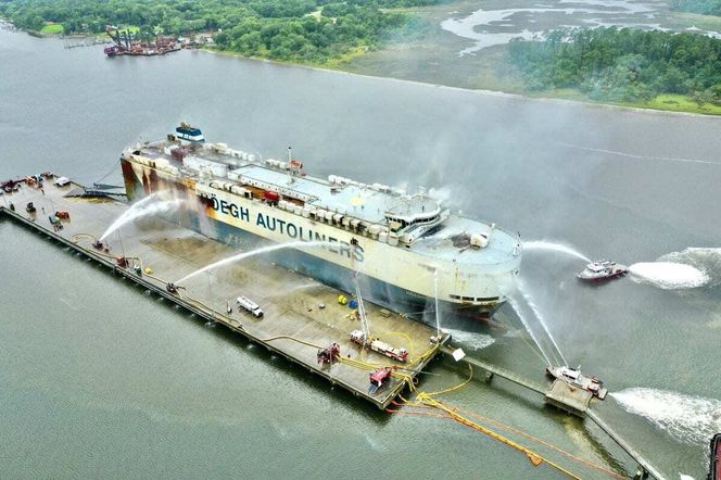 Höegh Xiamen begynte å brenne i Florida i 2021 på grunn av dårlig batterikobling på en bensinbil. Skipet ble totalskadd og erklært tapt, men gikk ikke ned. Foto: Jacksonville Fire and Rescue Department