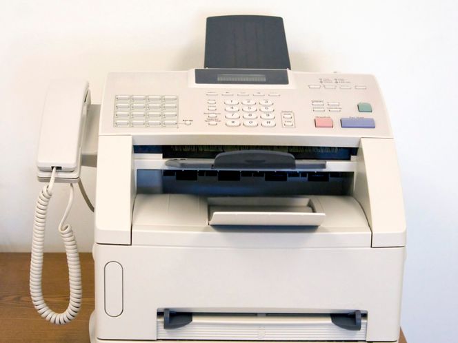 Tid for pensjonering? Nye elektroniske løysingar i helsevesenet kan erstatta den trufaste telefaksen. Foto: Colourbox