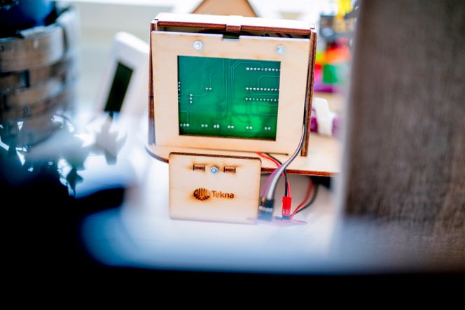 Dette er Teknas julekalender fra 2018. – Jeg kjøpte den for å inspirere stedatteren til å bygge juleby, progge lys, motorer osv., men det ble meg som ble mest opptatt av kalenderen. Foto:  Ole Martin Wold