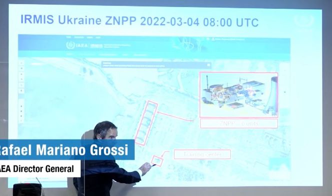 Her viser IAEA-sjefen bygningen som ble truffet av prosjektilet. Markert med rødt til venstre er de seks reaktorene.