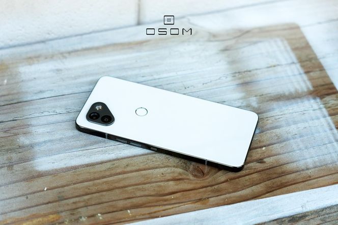 Kameraene stikker tydelig ut av bakdekselet på telefonen Foto: Osom