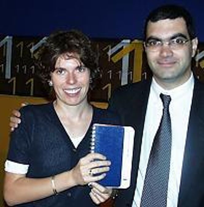 Chiara Medioli og Alessandro Tonchia i Booktailor.com viser en skreddersydd bok. Foto:  Eirik Rossen