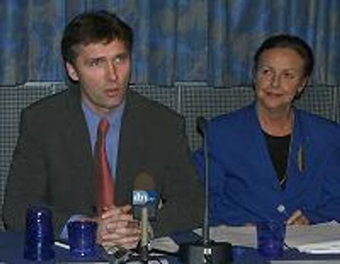 Jens Stoltenberg sammen med Grete Knudsen ved lanseringen av Handel.no og eNorge-planen 2.0. Foto: Eirik Rossen