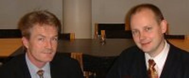 Thomas Bergerskogen og Bernt Nilsen tar hverandre i hånda på et godt samarbeid om Datakortportalen.