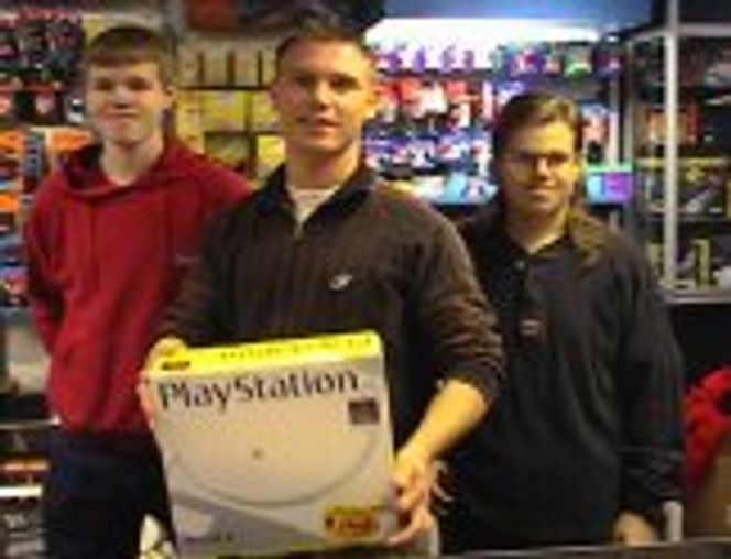 Fornøyde selgere av Playstation hos Spaceworld på Grønland i Oslo. Foto: Harald Brombach