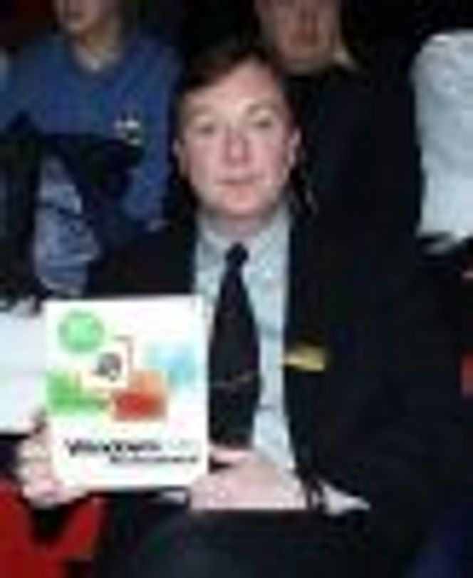 En fornøyd Ole Morten Settevik i Microsoft Norge med Windows 2000 Professional i hendene. Foto: Harald Brombach