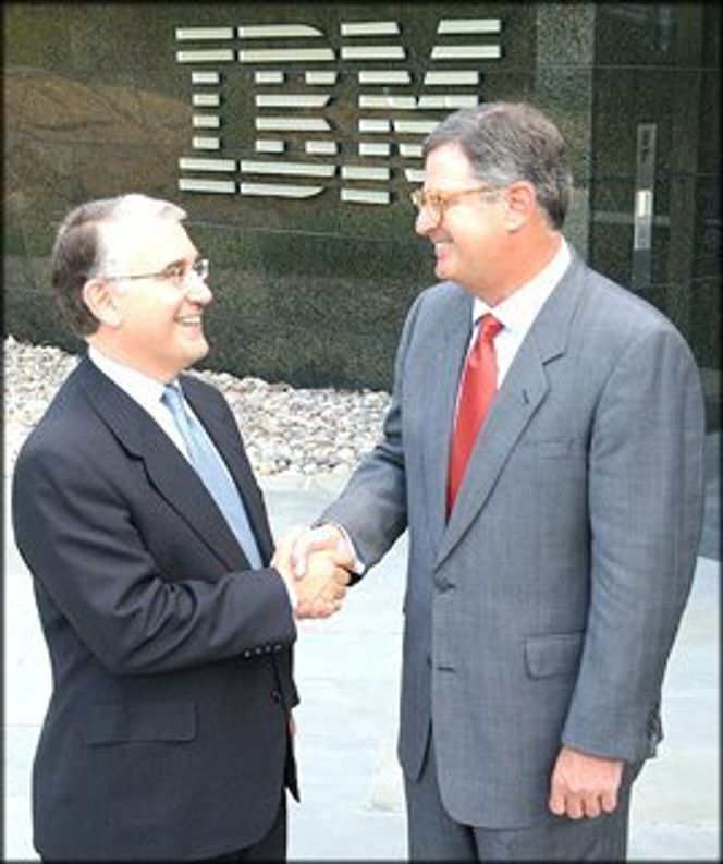 PWC-sjef Samuel A. DiPiazza (t.v.) og konsernsjef Sam Palmisano i IBM annonserte tirsdag at IBM overtar PWC for 3,5 milliarder dollar. Foto:  PWC
