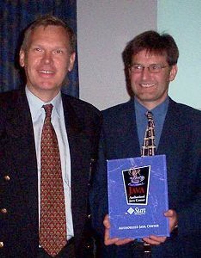 Systek offisielt avslørt som Autorisert Java Center. Her ved Jørgen Myrland (t.v) og Erik Lothe. Foto: Eirik Rossen