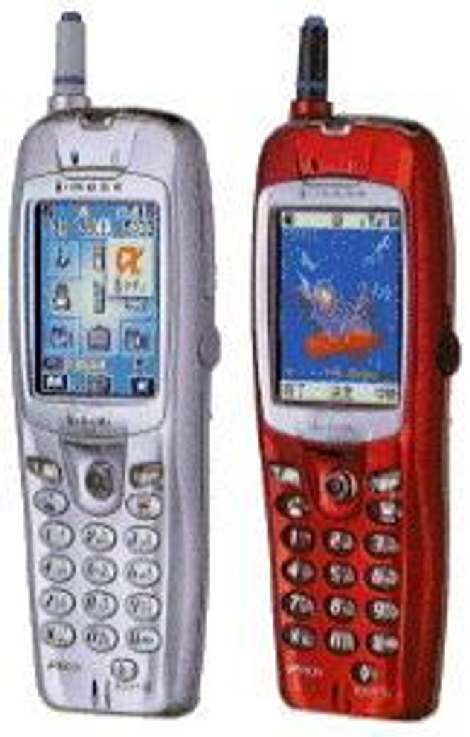 Mobiltelefoner av typen DoCoMo F503i med fargeskjerm og leser for Compact HTML. Foto:  NTT DoCoMo