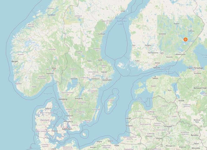 Den røde prikken er den finske byen Savonlinna, hvor fly fra en rekke flyselskaper har oppdaget store forstyrrelser av GPS-signaler. Det samme gjelder i luftrommet rundt den russiske enklaven Kaliningrad, som ligger inneklemt mellom Polen og Litauen. Illustrasjon: Openstreetmap