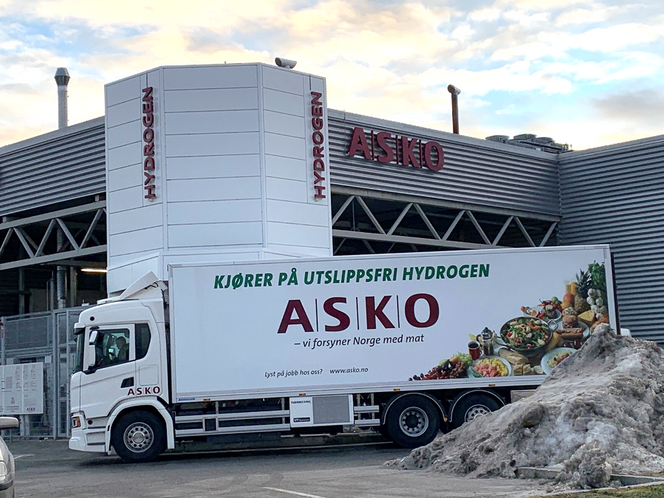 Denne lastebilen ruller på hydrogen produsert med strøm fra solceller på ASKOs tak. Foto:  Steffen Møller-Holst/Sintef